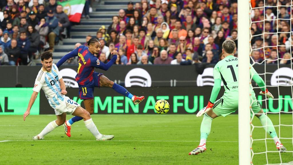 Disparo de Raphinha que para Aarón Escandell.