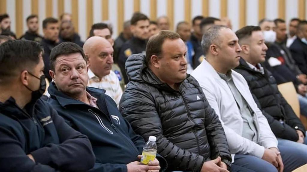 Una de las sesiones del juicio del 'caso Karar', con el cabecilla de la trama, Juan Carlos Santórum, a la derecha de la imagen, vistiendo un abrigo negro.