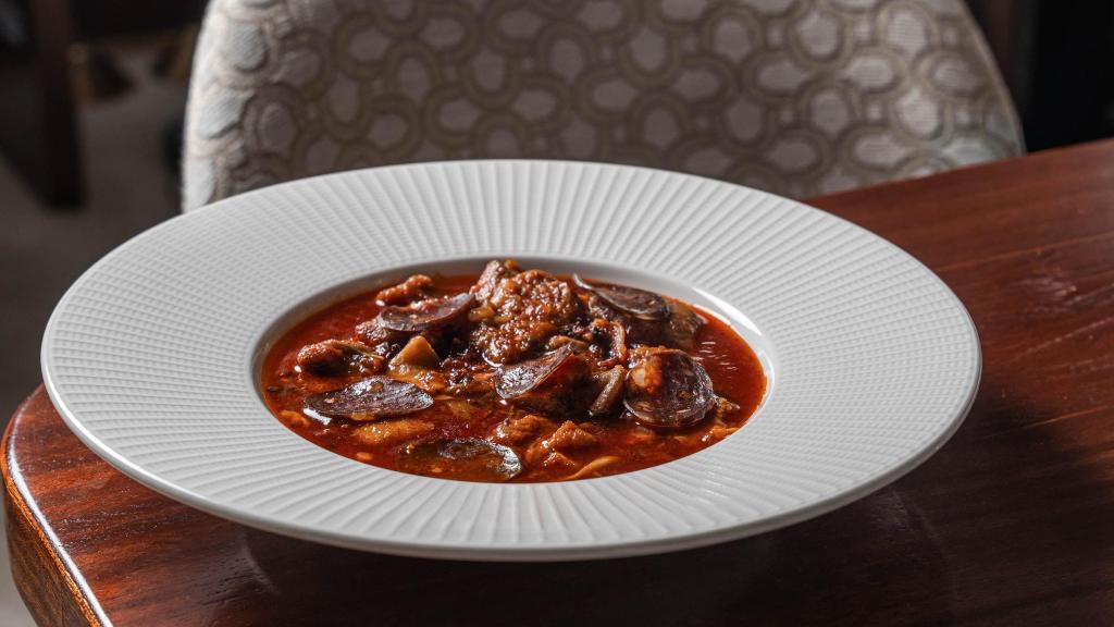 Guiso de callos de Javier Cobo y chorizo de corzo.