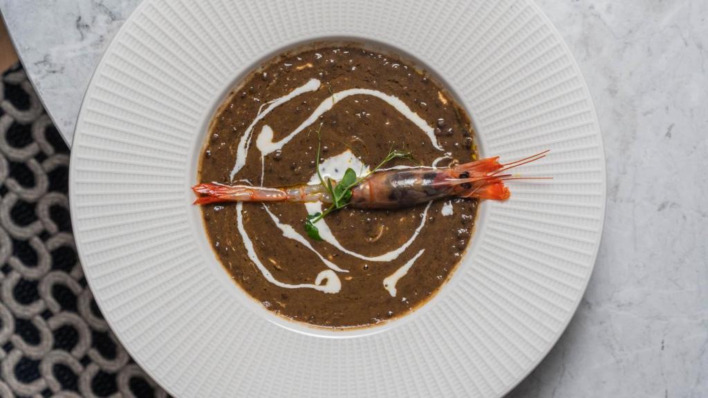 Lenteja beluga, gamba roja y nata de oveja.