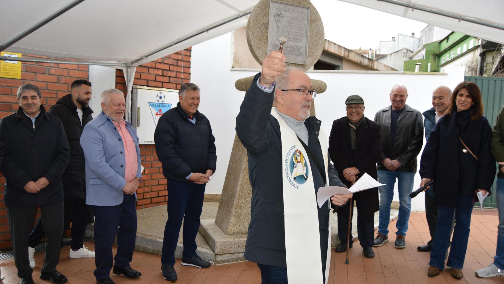 Instante del acto donde se descubrió el escudo.