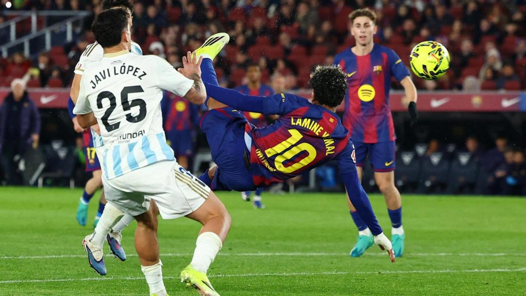 Momento del remate de Lamine Yamal para marcar su gol contra el Oviedo.