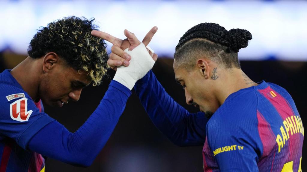Lamine y Raphinha celebran el gol del brasileño contra el Oviedo.