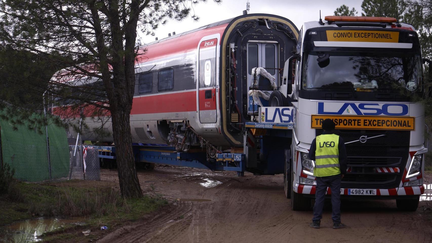 Trabajos de retirada de las vías de los vagones del Iryo, este sábado en Adamuz (Córdoba).