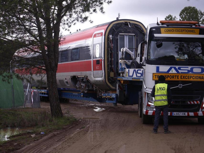 Trabajos de retirada de las vías de los vagones del Iryo, este sábado en Adamuz (Córdoba).