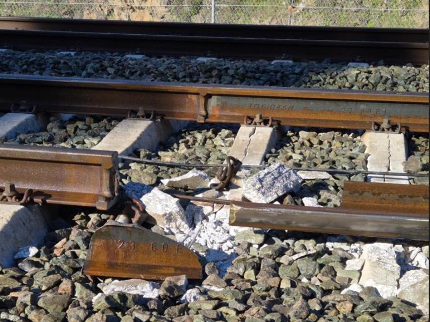La fotografía publicada este domingo por Óscar Puente muestra el fragmento roto de la vía.