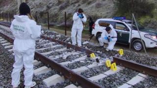 Los investigadores de la Guardia Civil fotografían el raíl roto que procovó el accidente de Adamuz (Córdoba).