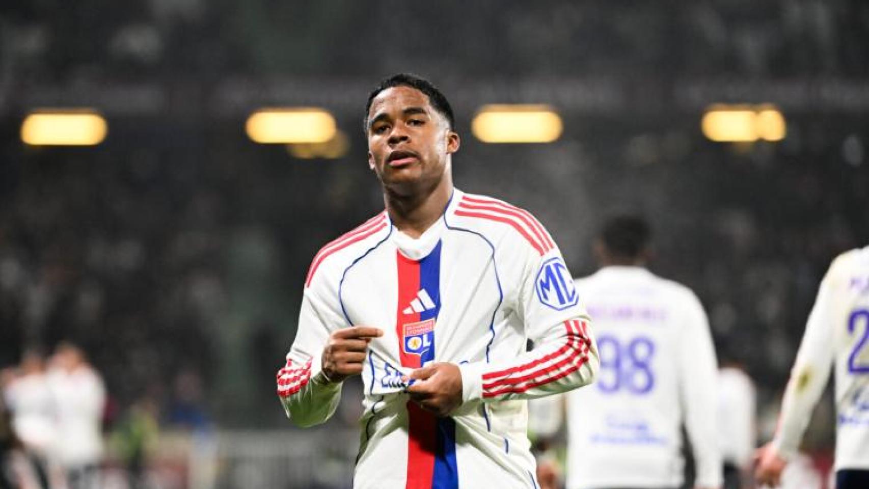 Endrick celebra uno de sus goles con el Lyon en el partido contra el Metz.