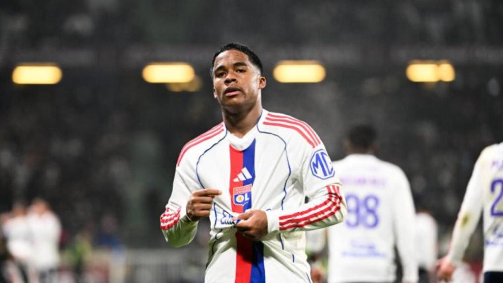 Endrick celebra uno de sus goles con el Lyon en el partido contra el Metz.