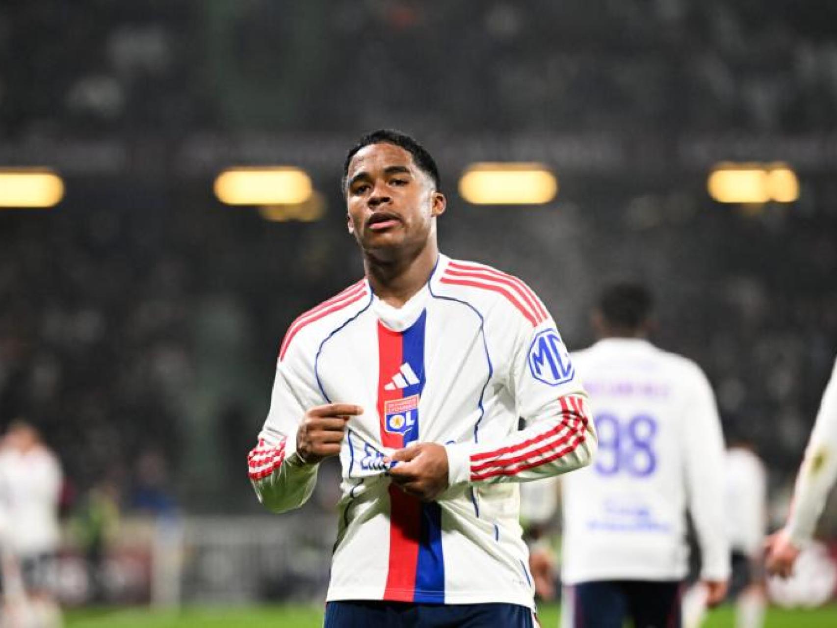 Endrick celebra uno de sus goles con el Lyon en el partido contra el Metz.