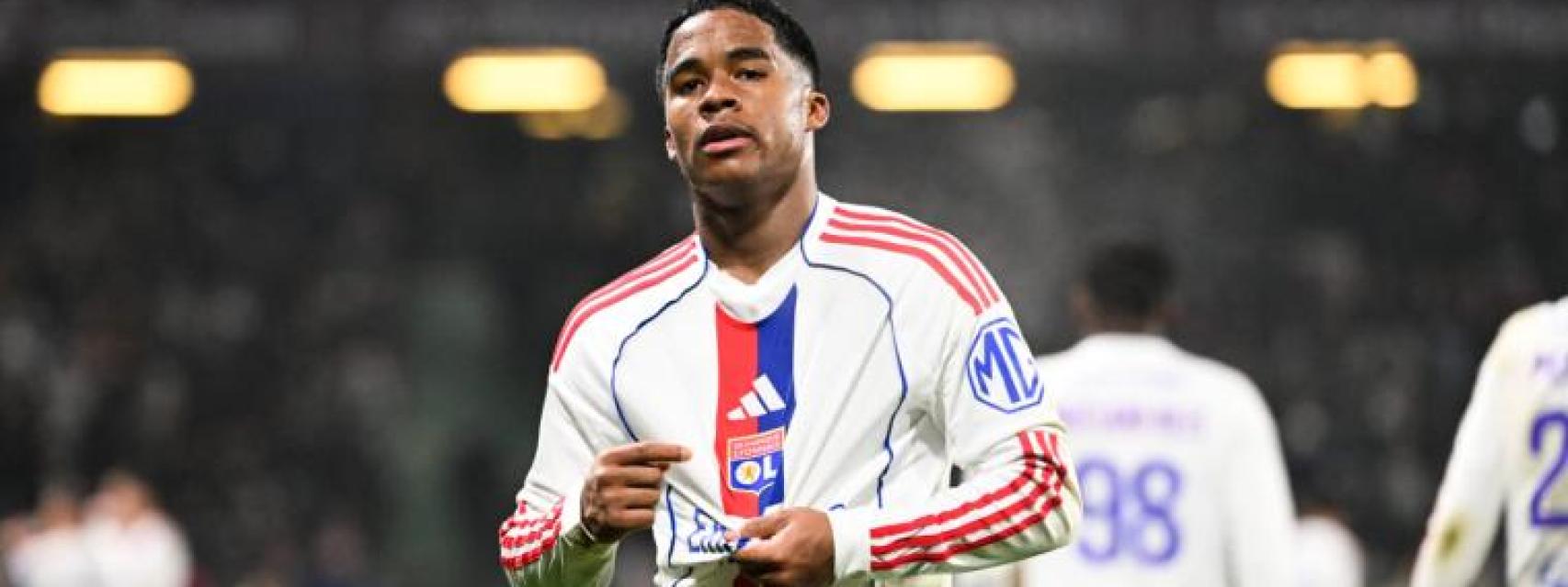 Endrick celebra uno de sus goles con el Lyon en el partido contra el Metz.