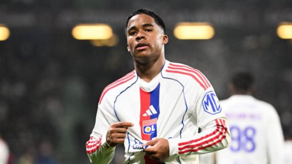 Endrick celebra uno de sus goles con el Lyon en el partido contra el Metz.