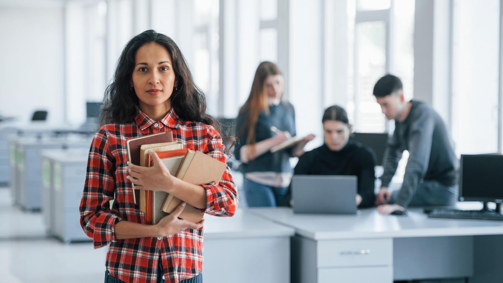 La inteligencia artificial podría acabar con las tareas repetitivas que realizaban históricamente los empleados en prácticas.