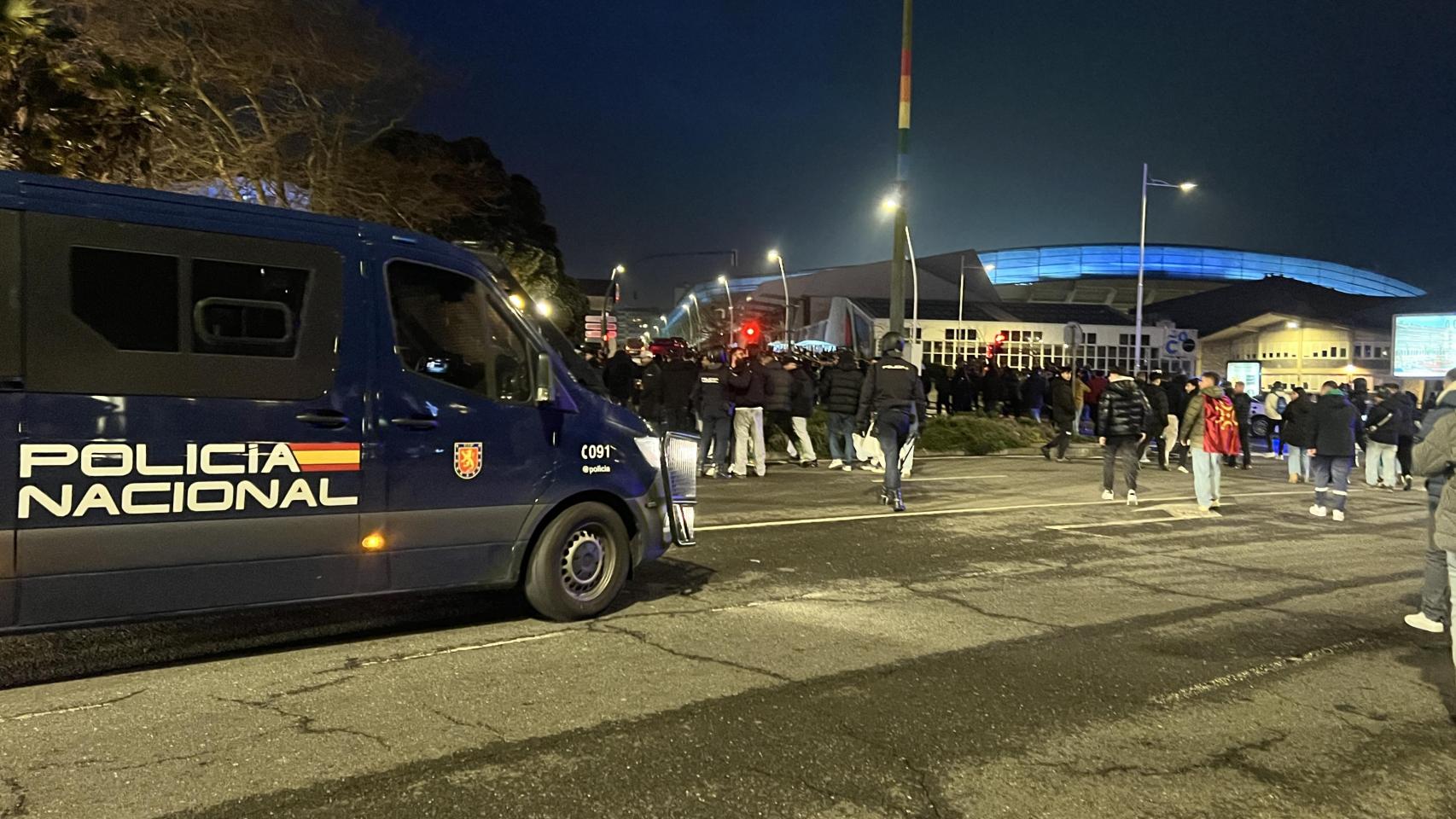 Imagen de la actuación de la Policía Nacional a su llegada a Riazor.