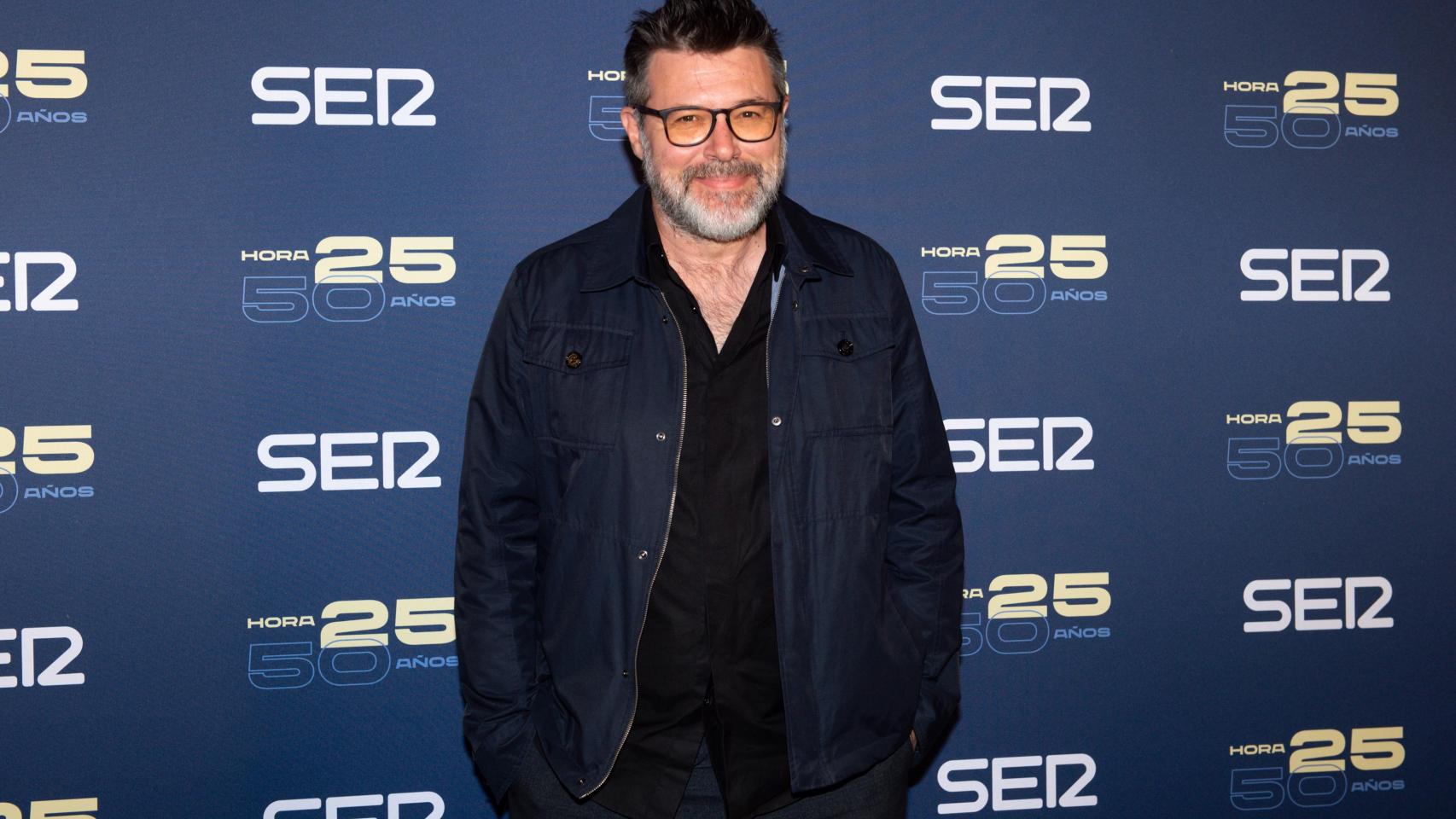 El presentador de televisión Quequé posa en el photocall durante la celebración del 50º aniversario del programa 'Hora 25 de la cadena SER’