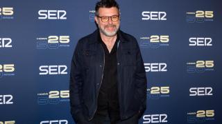 El presentador de televisión Quequé posa en el photocall durante la celebración del 50º aniversario del programa 'Hora 25 de la cadena SER’