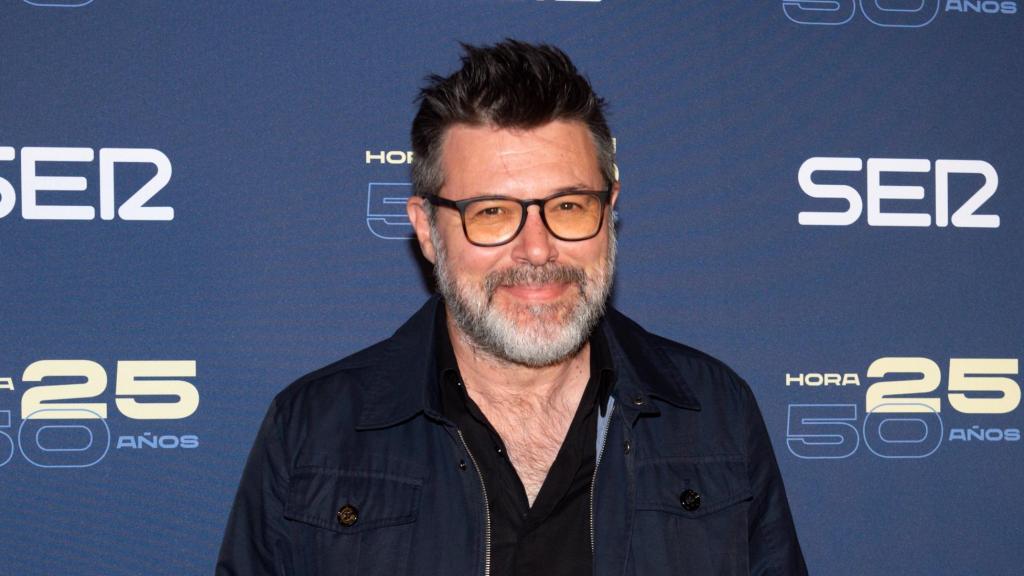 El presentador de televisión Quequé posa en el photocall durante la celebración del 50º aniversario del programa 'Hora 25 de la cadena SER’