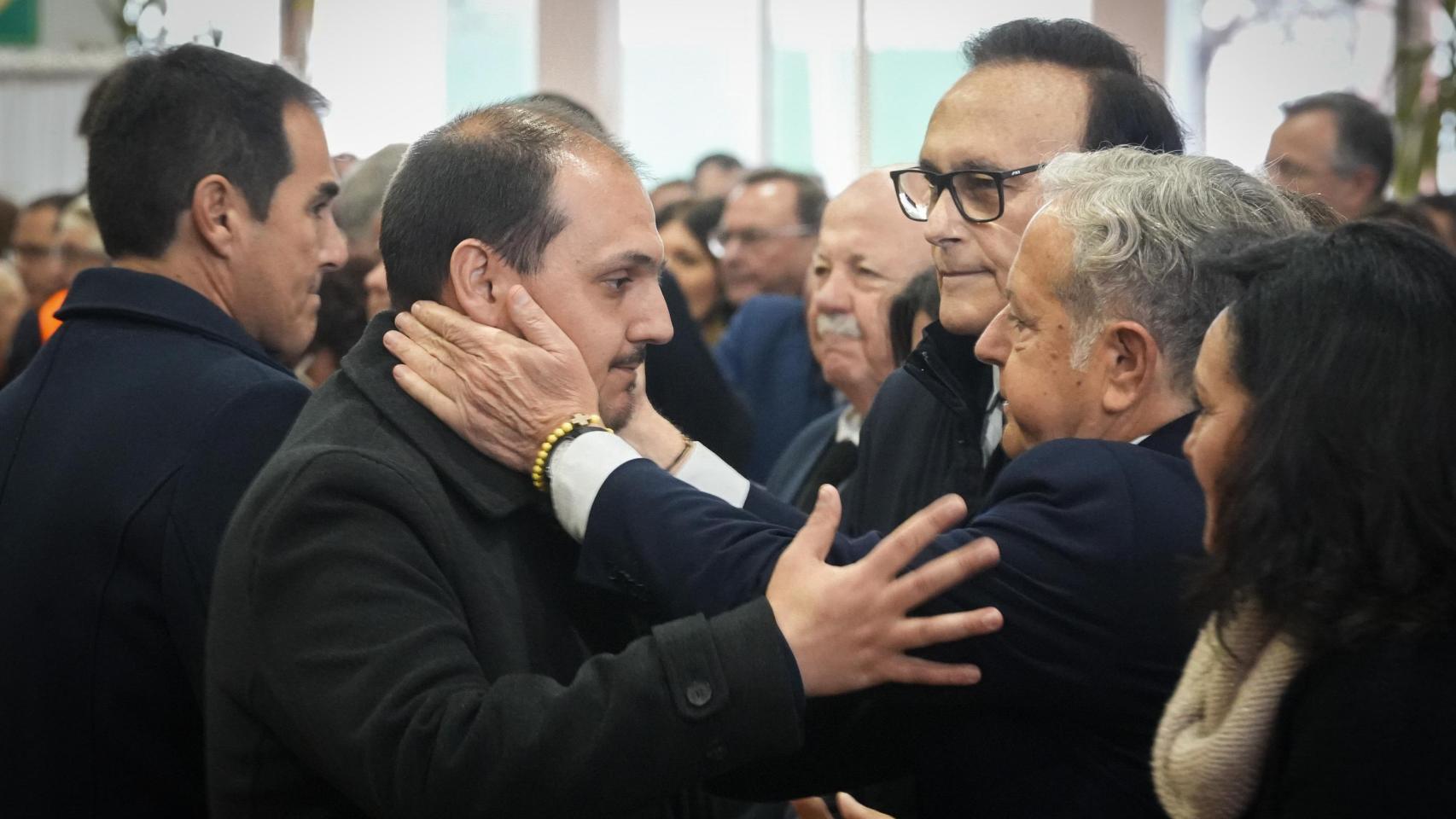 El alcalde de Adamuz, Rafael Moreno, consuela a familiares de las víctimas, tras la misa celebrada este domingo por los 45 fallecidos.