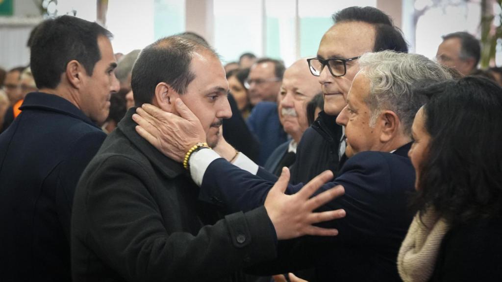 El alcalde de Adamuz, Rafael Moreno, consuela a familiares de las víctimas, tras la misa celebrada este domingo por los 45 fallecidos.
