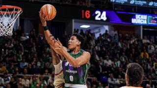 Tyson Pérez entra a canasta durante el Unicaja vs. UCAM Murcia de la Liga Endesa
