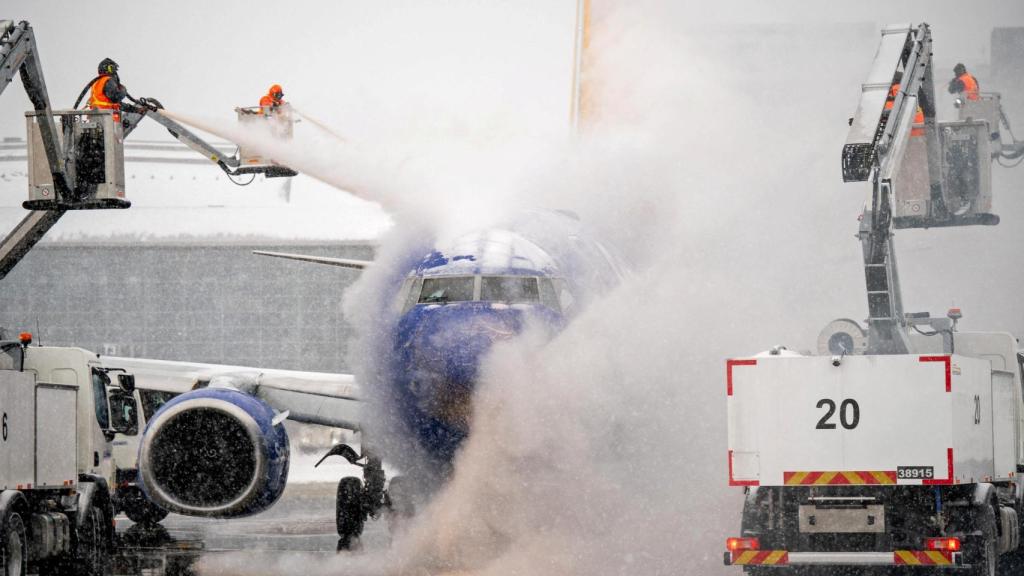 Un equipo de deshielo trabaja durante la tormenta 'Fern' en el Aeropuerto Internacional de Nashville, Tennessee.