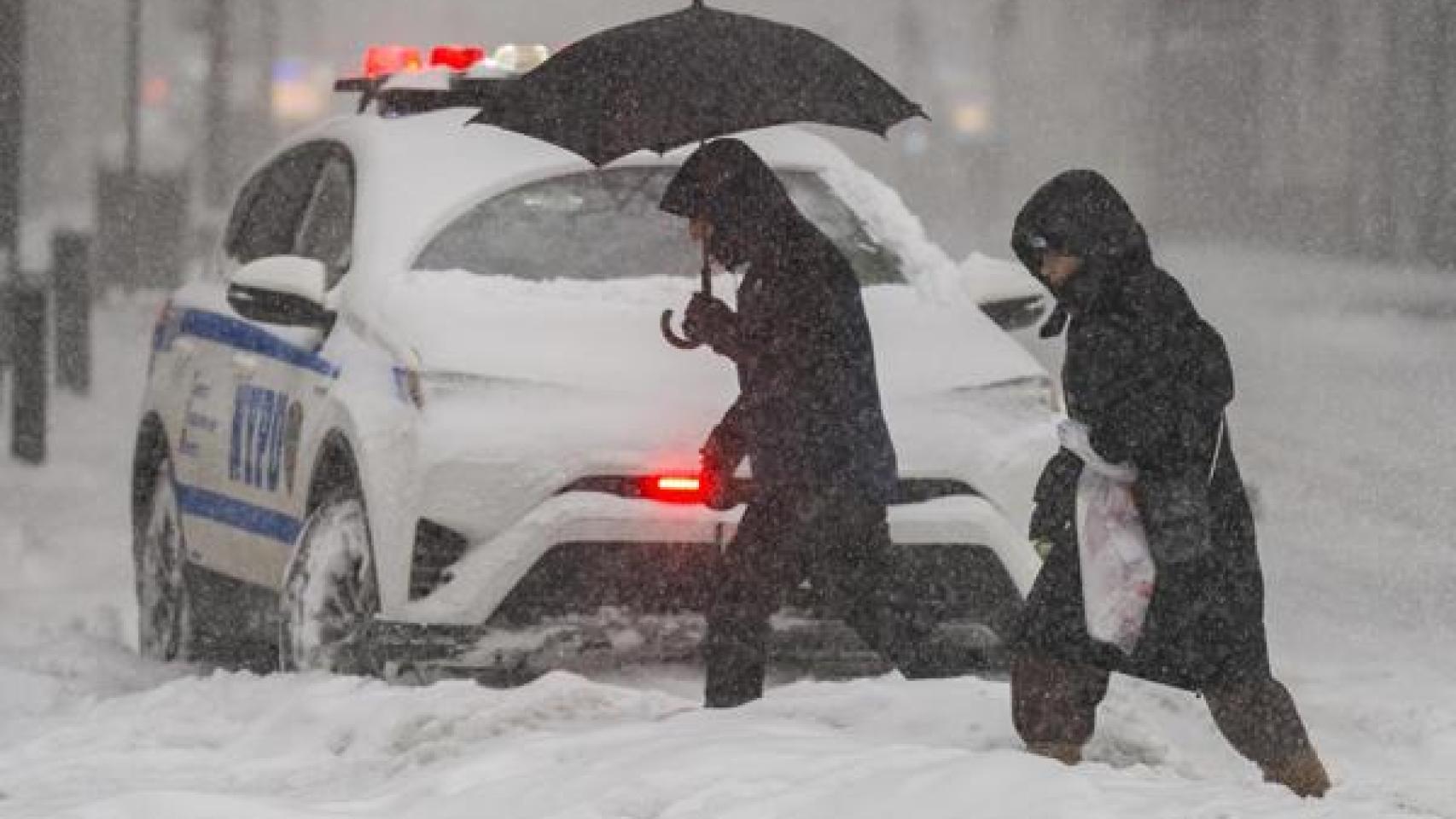 Dos personas caminando durante una nevada en Manhattan, Nueva York, este domingo.