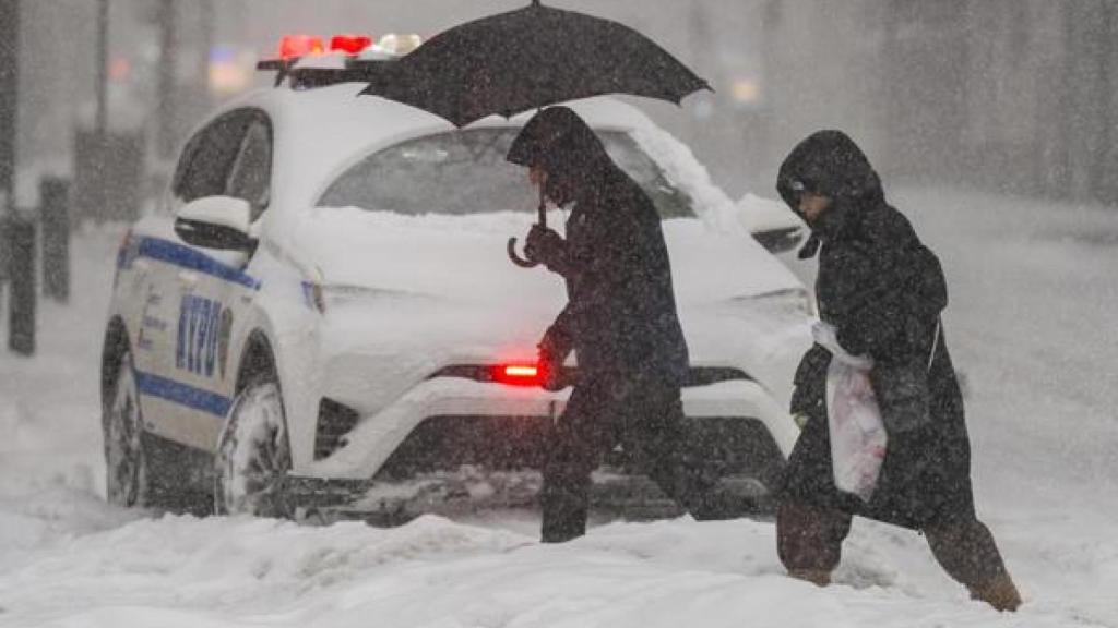 Dos personas caminando durante una nevada en Manhattan, Nueva York, este domingo.