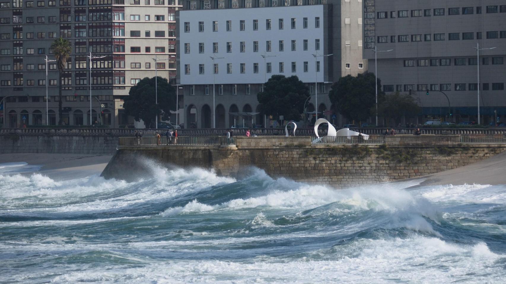 Temporal costero en la playa de Riazor en A Coruña