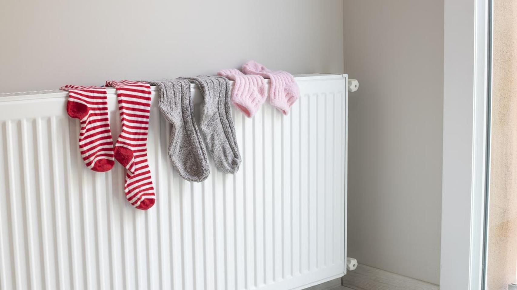 Calcetines secándose en el radiador.