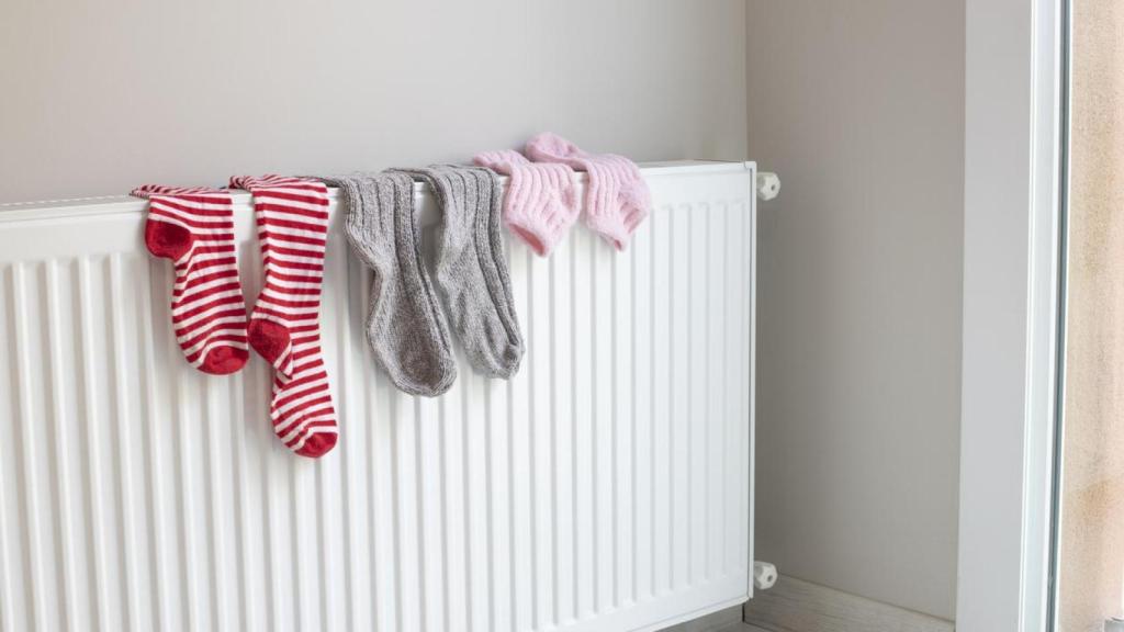 Calcetines secándose en el radiador.