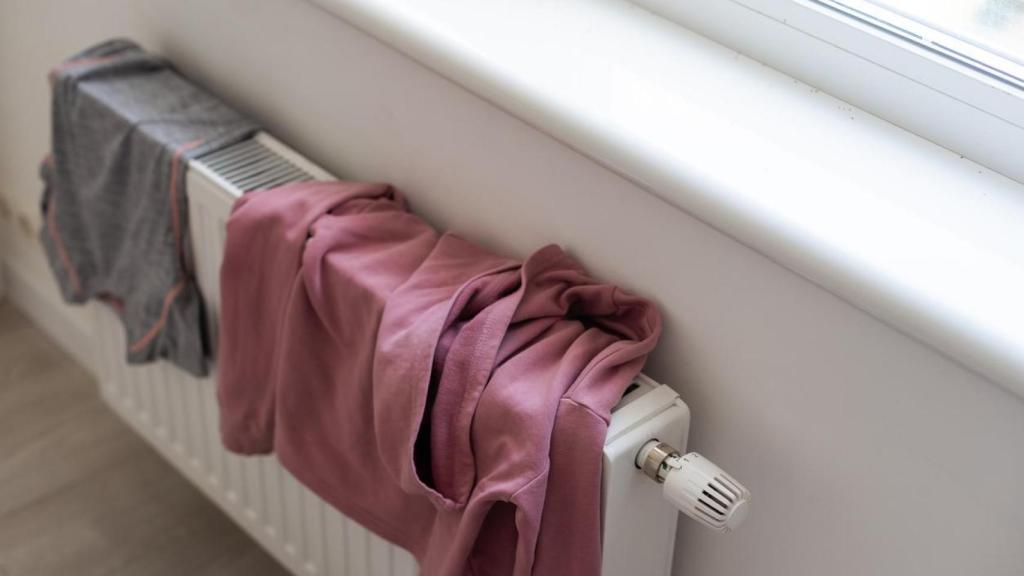 Ropa secándose en el radiador.