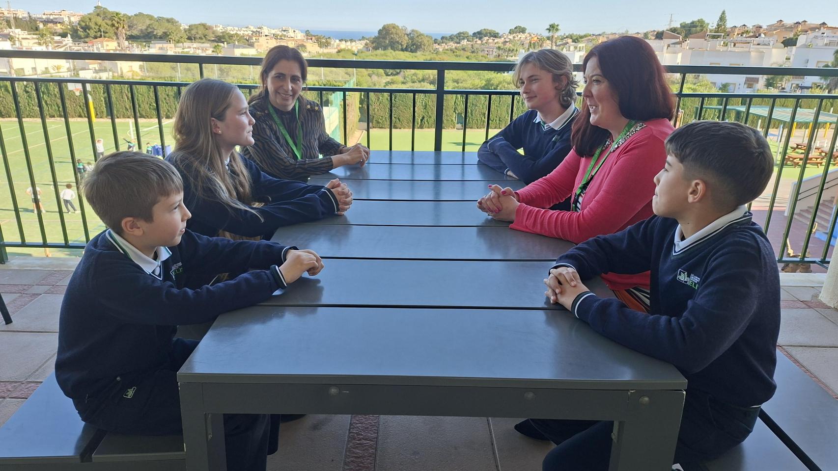 Los alumnos del El Limonar International School Villamartín en las mesas de diálogo del Día de la Educación.