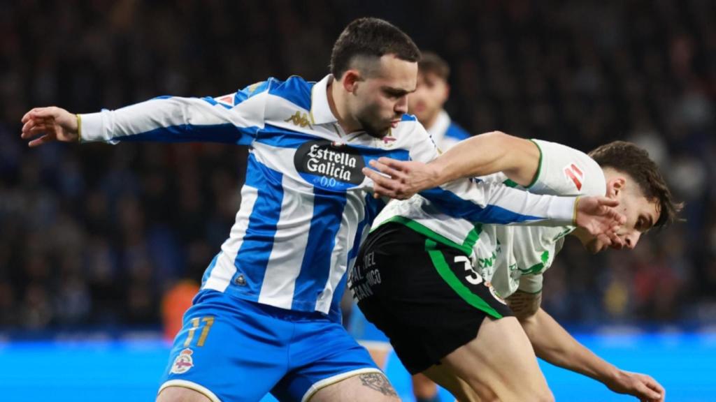 Mella, durante un lance del Deportivo - Racing de Santander.