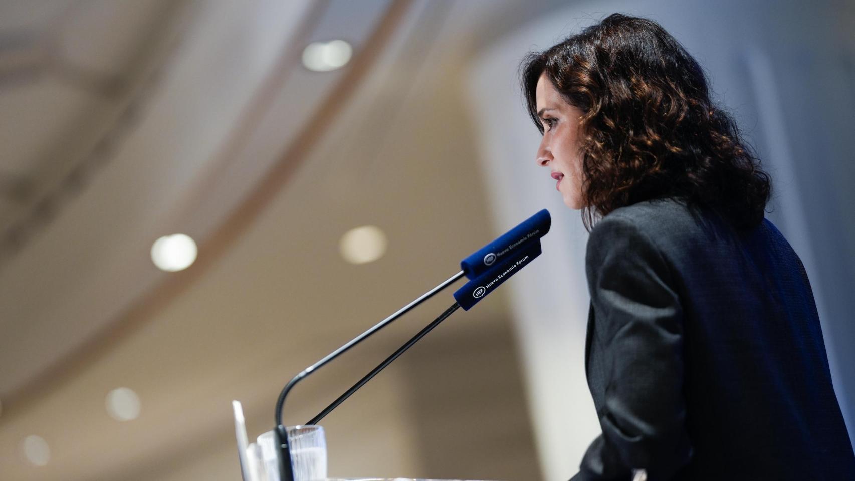 La presidenta de la Comunidad de Madrid, Isabel Díaz Ayuso, en el encuentro informativo organizado en Nueva Economía Forum.