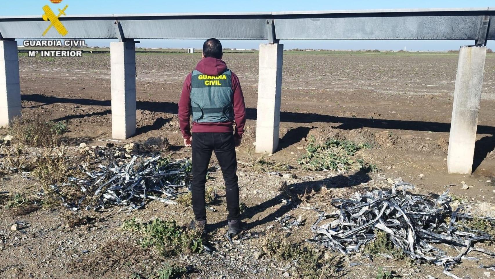 Un agente de la Guardia Civil junto al material de cobre robado