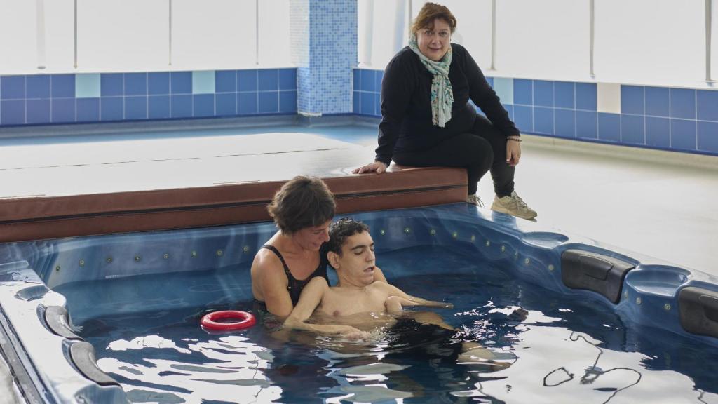 Magdalena y Antonio durante una actividad acuática.