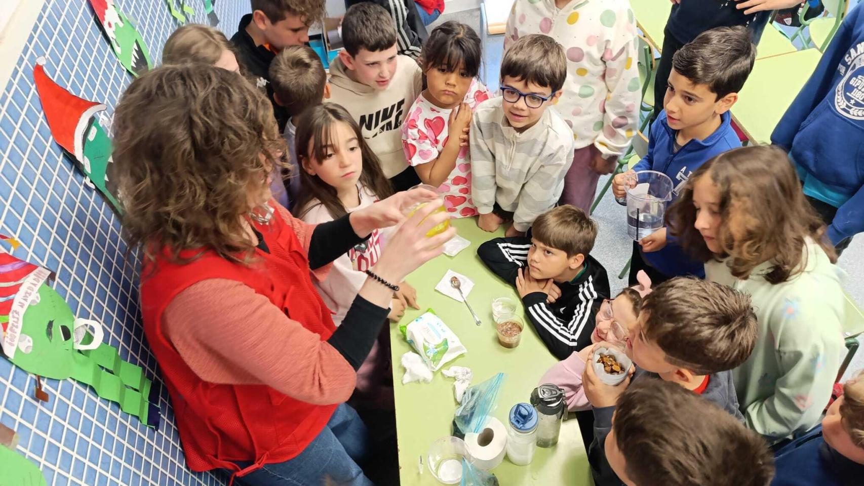 Experimentos en un taller de Aqualogía en Miguelturra.