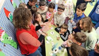 Experimentos en un taller de Aqualogía en Miguelturra.