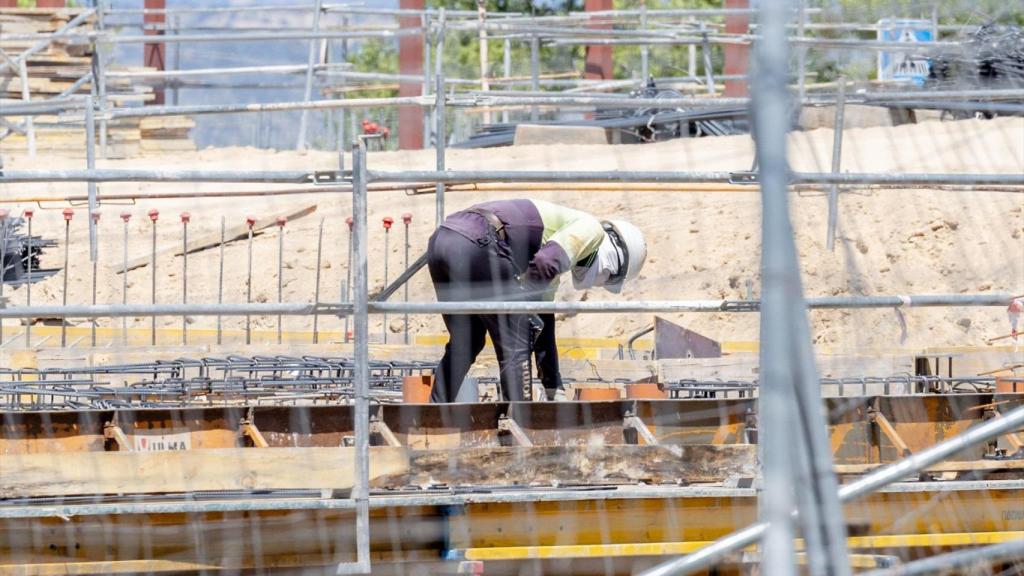 Obrero trabajando en una imagen de archivo. Ricardo Rubio / Europa Press