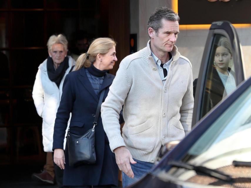 Iñaki junto a la infanta Cristina, la madre de él, Claire, e Irene Urdangarin en 2020.