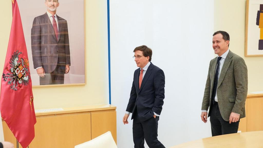 José Luis Martínez Almeida y Carlos Velázquez, este lunes en el Ayuntamiento de Madrid.