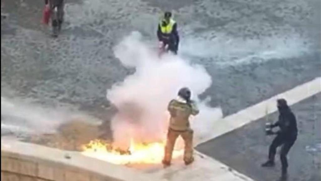El bombero del SEIS de Murcia, este lunes, tratando de prenderse fuego.
