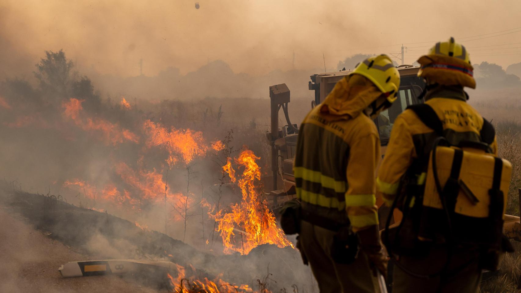 Bomberos forestales trabajando en un incendio en la provincia de Salamanca en agosto de 2025