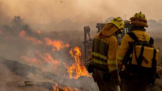 Bomberos forestales trabajando en un incendio en la provincia de Salamanca en agosto de 2025