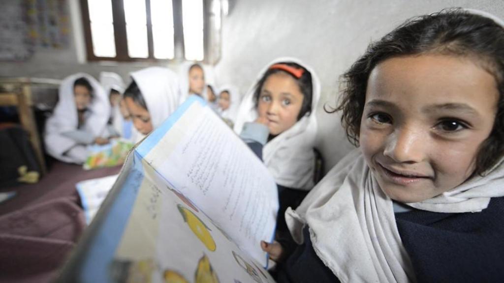 Imagen Sarabastalll. Niñas estudiando en la escuela de Ghorse antes de la inundación.