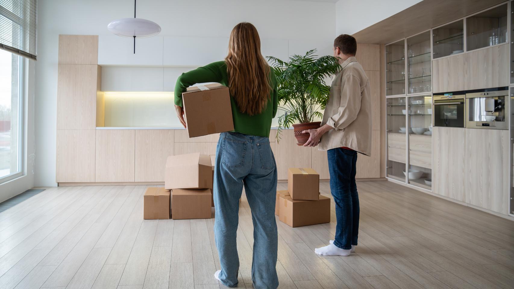 Una pareja joven mudándose