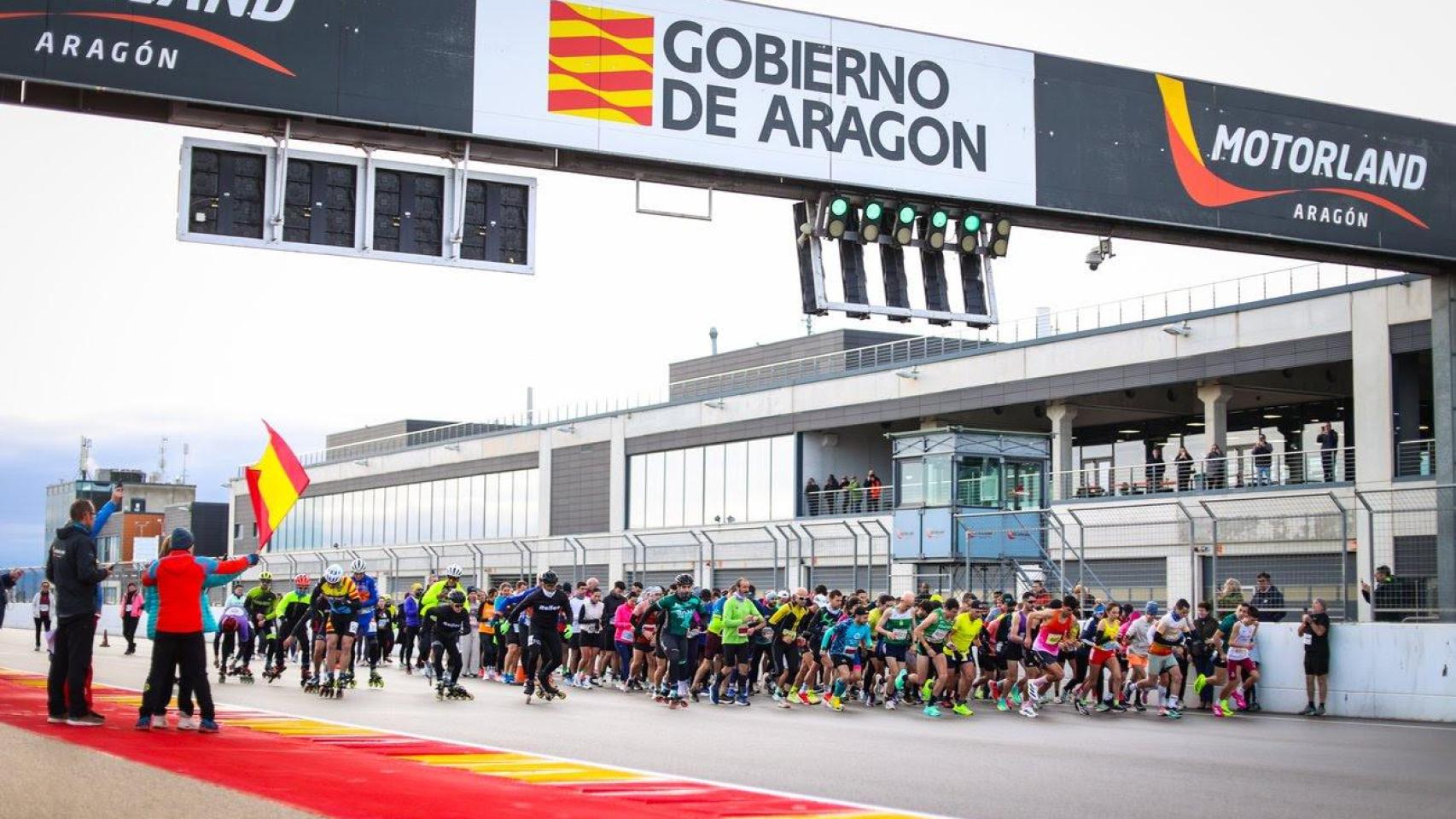 Imagen del banderazo de salida de la carrera del domingo en La Invernal.