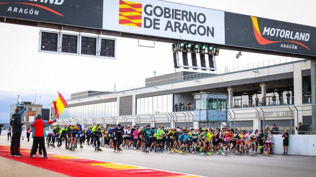 Imagen del banderazo de salida de la carrera del domingo en La Invernal.