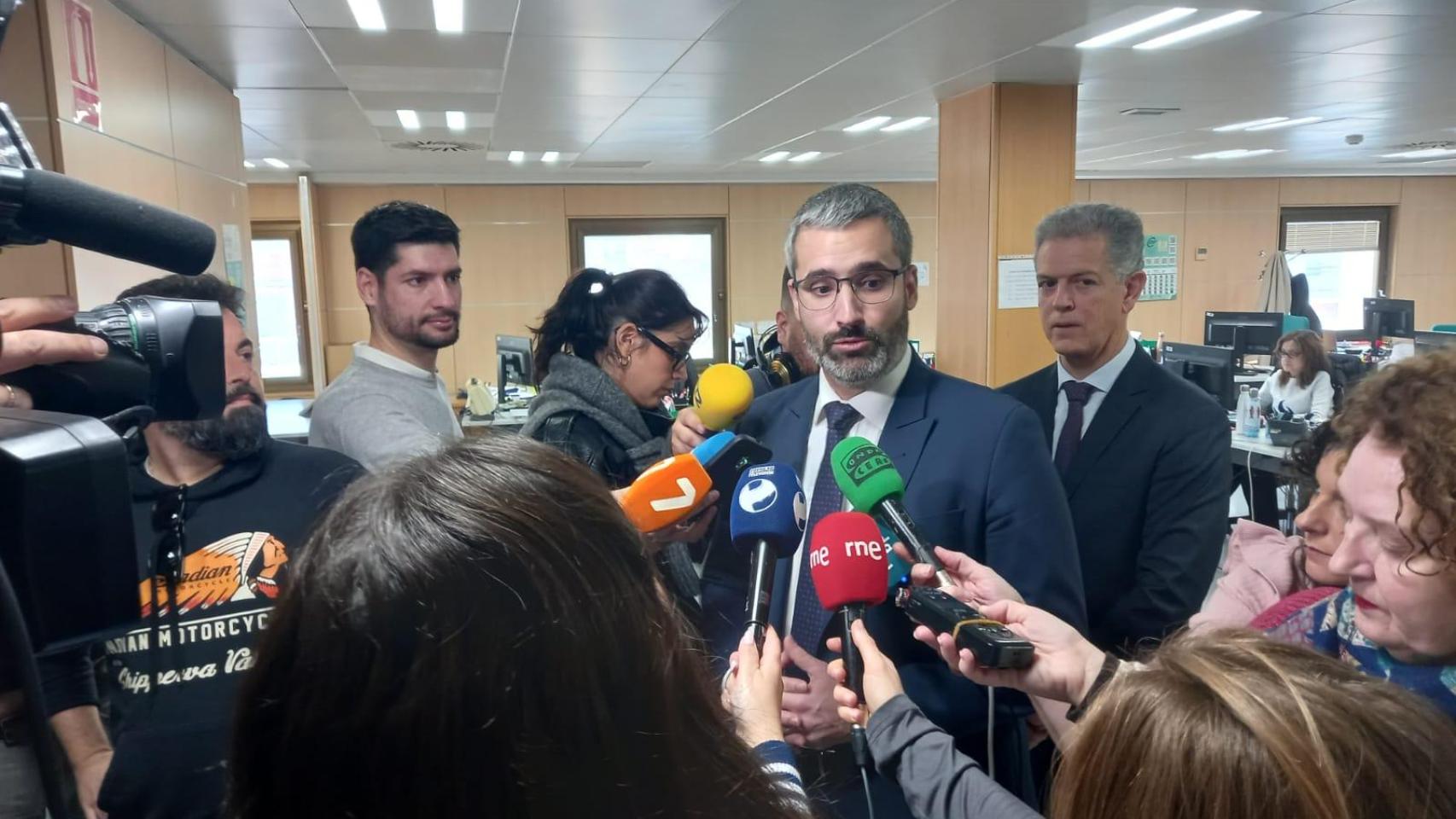 El Delegado de Gobierno, Francisco Lucas, compareciendo ante los medios en el INSS