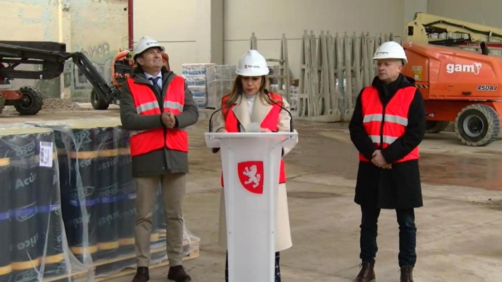 Natalia Chueca, alcaldesa de Zaragoza, durante su visita a las obras de Distrito 7, este lunes.